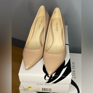 Nine West 2.5” “Andriana” leather heels - Taupe - size 5